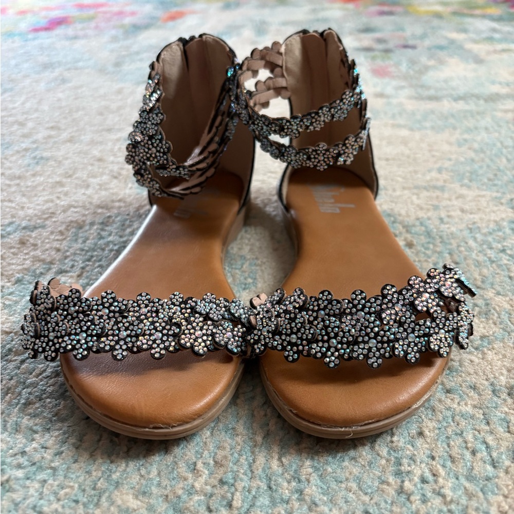 Source Unknown Black and Brown Sandals with Textured Embellishments